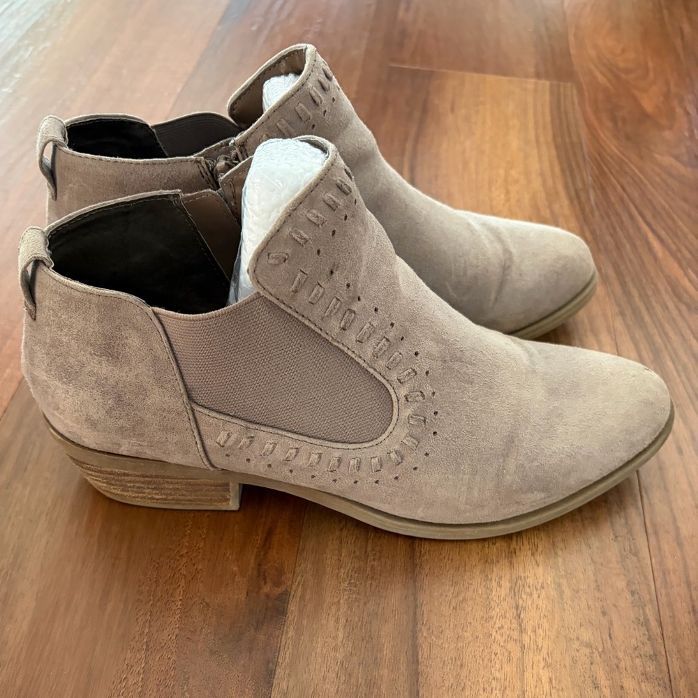 Women’a Carlos Santana Ankle Boots